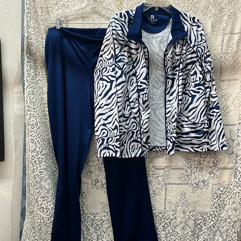 666. Blue/White pant suit size XL